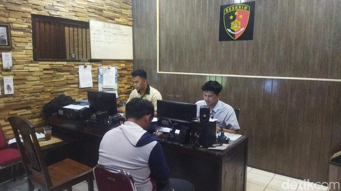 Pemuda yang diikat warga usai dipergoki mencuri motor saat menjalani pemeriksaan di Polsek Ceper, Klaten, Selasa (28/7/2026).