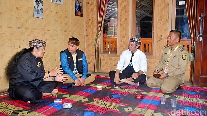 Wakil Bupati Sukabumi, Andreas, saat meninjau langsung permukiman adat yang terbakar sekaligus menyerahkan bantuan logistik, Senin (27/7/2026) malam.