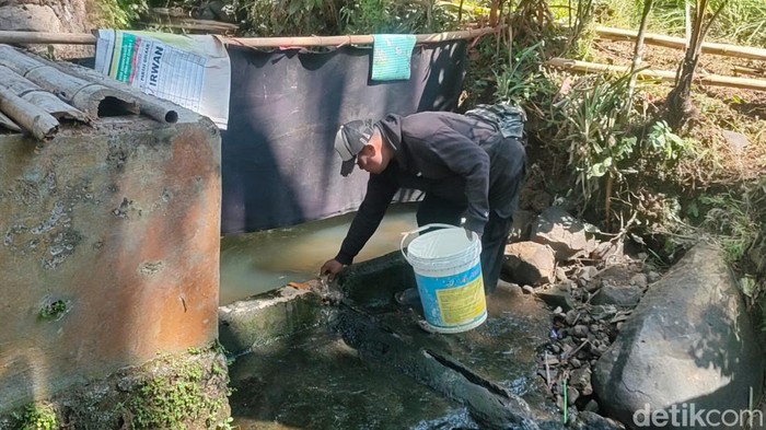 Warga ambil air dari sungai saat kekeringan di Cianjur