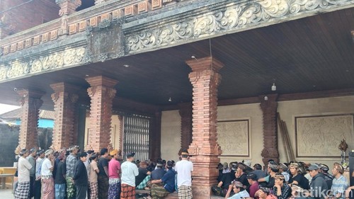 Ratusan warga dari empat banjar adat di Desa Batunya menggelar pertemuan terkait insiden di Juwuk Legi, Desa Batunya, Kecamatan Baturiti, Selasa (28/7/2026).