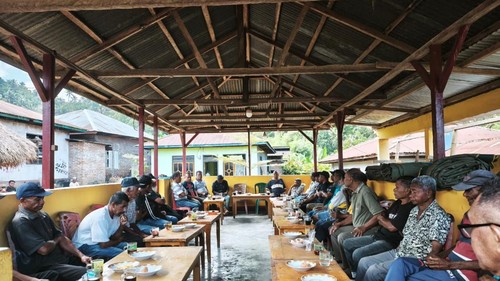 Warga Desa Waiburak dan Narasaosina Kecamatan Adonara Timur, Kabupaten Flores Timur, NTT, saat bersepakat damai, Senin (27/7/2026).