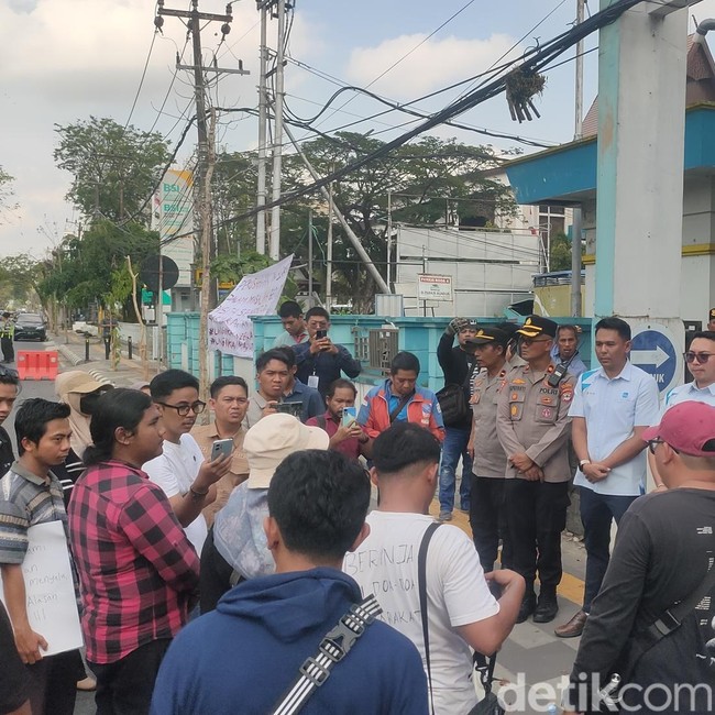 Warga Geruduk Kantor PLN UP3 Banjarmasin Protes Pemadaman Bergilir