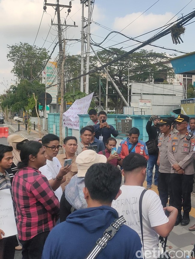 Warga Geruduk Kantor PLN UP3 Banjarmasin Protes Pemadaman Bergilir