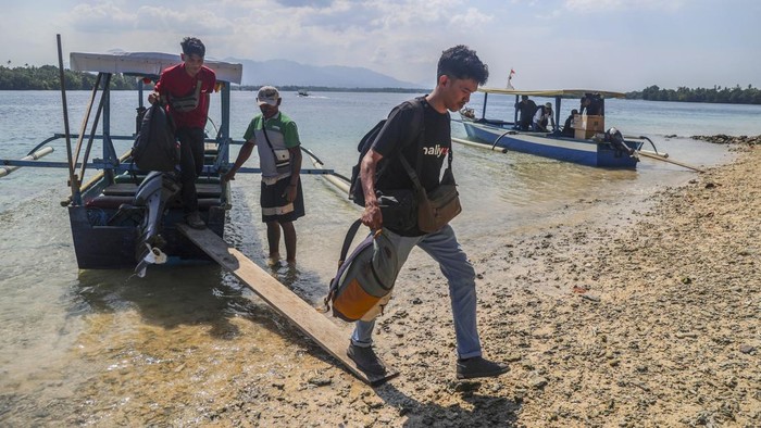 Wisatawan turun dari perahu motor setibanya di Pulau Meti Cottage, Kabupaten Halmahera Utara, Maluku Utara, Selasa (28/7/2026). Pengelola wisata setempat menyediakan jasa penyeberangan mengunakan perahu motor bagi wisatawan yang ingin berwisata ke Pulau Meti Cottage melalui Desa Mawea dengan tarif sebesar Rp40 ribu per orang untuk sekali perjalanan dengan waktu tempuh sekitar 15 menit.  ANTARA FOTO/Andri Saputra/agr