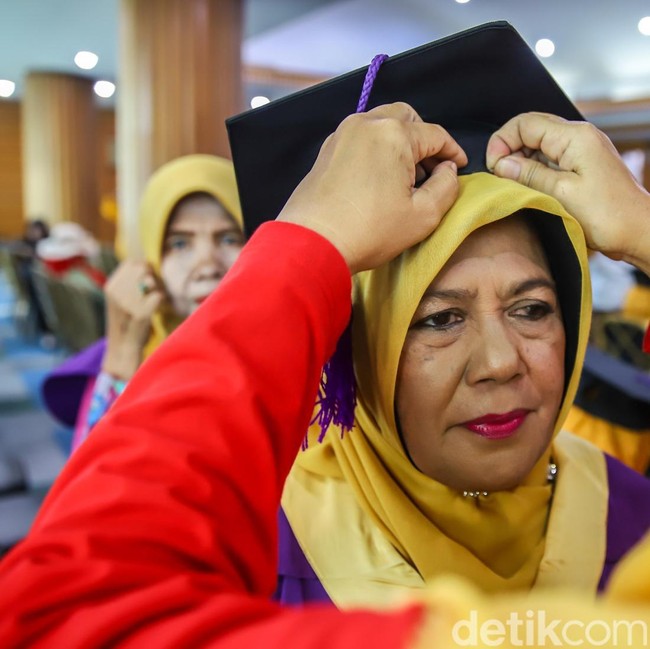 Puluhan Lansia Wisuda Setelah Rampungkan Pendidikan Nonformal