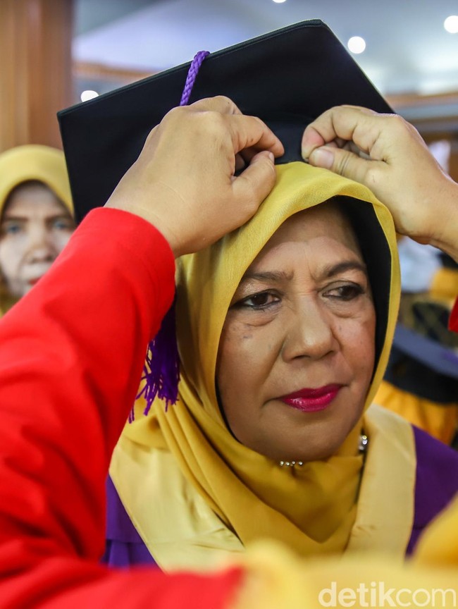 Puluhan Lansia Wisuda Setelah Rampungkan Pendidikan Nonformal