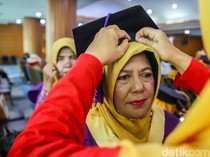Puluhan Lansia Wisuda Setelah Rampungkan Pendidikan Nonformal
