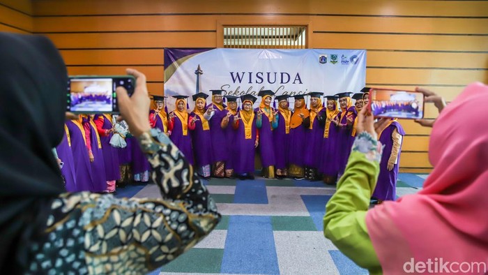 Sejumlah lansia mengikuti prosesi Wisuda Sekolah Lansia di Kantor Wali Kota Jakarta Utara, Selasa (28/7/2026). Kegiatan tersebut menjadi bentuk apresiasi terhadap semangat para lanjut usia yang tetap aktif belajar melalui pendidikan nonformal guna meningkatkan kualitas hidup di usia senja.