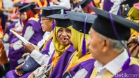 Program sekolah lansia juga mendorong para peserta untuk terus berpartisipasi dalam kegiatan masyarakat. Dengan tetap aktif bersosialisasi, para lansia diharapkan dapat mengurangi risiko kesepian dan meningkatkan rasa percaya diri.