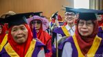 Puluhan Lansia Wisuda Setelah Rampungkan Pendidikan Nonformal