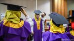 Puluhan Lansia Wisuda Setelah Rampungkan Pendidikan Nonformal