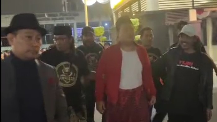 Yakuza Maneges membawa guru ngaji ponpes di Kota Malang yang diduga cabuli santri laki-laki ke Polresta Malang Kota.