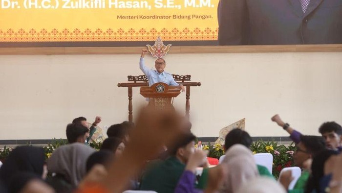 Zulkifli Hasan berdialog dengan 178 Badan Eksekutif Mahasiswa Seluruh Indonesia (BEM SI) dalam Musyawarah Nasional BEM SI di Semarang, Jawa Tengah (ANTARA/HO-Kementerian Koordinator Bidang Pangan)