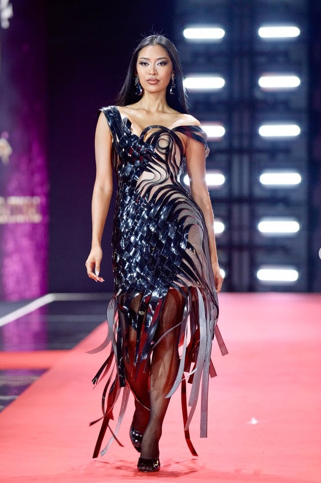 Sehari sebelumnya, Agnes mengikuti tantangan Top Model Challenge, memakai gaun hitam berdetail sulur karya desainer Eddy Betty. Foto: Instagram/@officialputeriindonesia