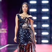 Sehari sebelumnya, Agnes mengikuti tantangan Top Model Challenge, memakai gaun hitam berdetail sulur karya desainer Eddy Betty. Foto: Instagram/@officialputeriindonesia