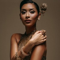 Menyesuaikan tema gaun, Agnes memilih makeup bernuansa bronze dan emas, yang semakin menonjolkan kulit kecokelatan nan eksotis. Foto: Instagram/@officialputeriindonesia