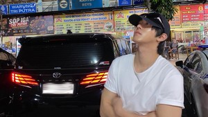 Ahn Hyo Seop berpose di depan pujasera menikmati udara Bandung. (Foto: dok. Instagram @imhyoseop)