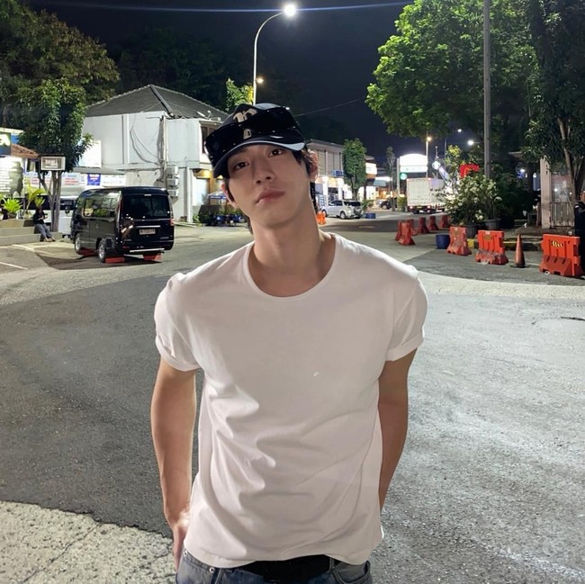 Potret Ahn Hyo Seop Kena Udara Bandung