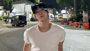 Dia tampil santai dengan T-shirt putih, jins, topi, cap, dan kaca mata hitam. (Foto: dok. Instagram @imhyoseop)