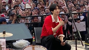 Momen Ahn Hyo Seop foto bareng fans yang udah cinta banget sama dia sejak viral Business Proposal hingga K-Pop Demon Hunters. (Foto: dok. Instagram @imhyoseop)