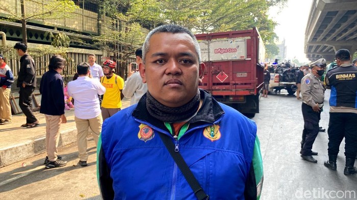 Alam, Driver Ojol yang selamat dari lakalantas beruntun.
