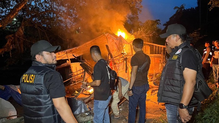 Polisi saat menggerebek sarang narkoba di Klambir 5.