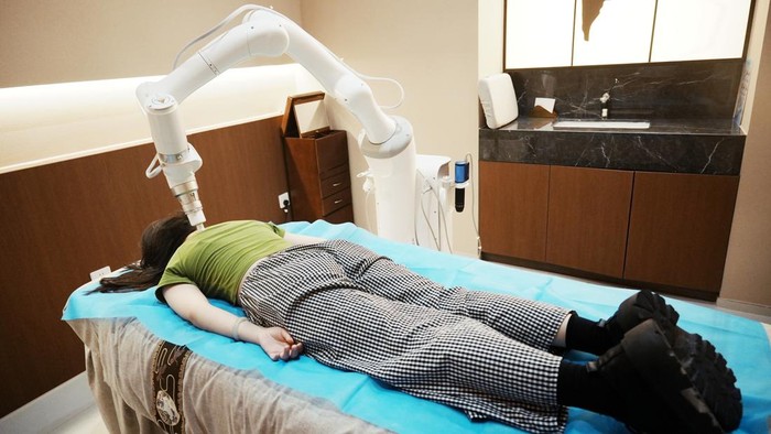 HANGZHOU, CHINA - JULY 29, 2026 - A passenger experiences acupressure massage using an AI massage robot at the Traditional Chinese Medicine Health and Lifestyle Hall in Terminal 4 of Xiaoshan International Airport in Hangzhou, Zhejiang Province, China on July 29, 2026. (Photo credit should read CFOTO/Future Publishing via Getty Images)