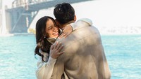 Bernadette Gainara dan Erick Fathoni saling berpelukan. (Foto: dok Instagram erickfathonii)