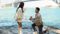 Momen Erick Fathoni berlutut melamar Bernadette Gainara. Lamaran itu dilakukan di Australia dengan pemandangan Sydney Harbour Bridge. (Foto: dok Instagram erickfathonii)