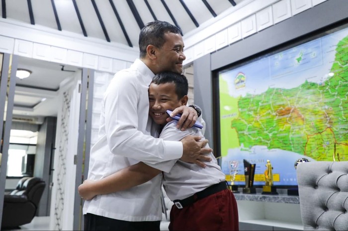 Bikin Bangga, Siswa SD yang Diakui NASA Dapat Laptop dari Ahmad Luthfi
