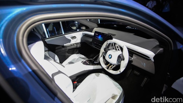 BMW Group Indonesia resmi meluncurkan generasi terbaru BMW iX3 pada ajang Gaikindo Indonesia International Auto Show (GIIAS) 2026 di ICE BSD City, Kabupaten Tangerang, Rabu (29/7/2026), sebagai model pertama yang mengusung teknologi Neue Klasse di Indonesia sekaligus menandai era baru kendaraan listrik BMW.