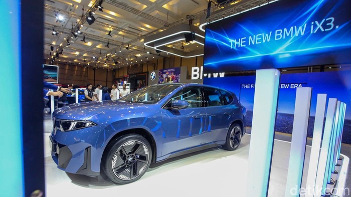 BMW Group Indonesia resmi meluncurkan generasi terbaru BMW iX3 pada ajang Gaikindo Indonesia International Auto Show (GIIAS) 2026 di ICE BSD City, Kabupaten Tangerang, Rabu (29/7/2026), sebagai model pertama yang mengusung teknologi Neue Klasse di Indonesia sekaligus menandai era baru kendaraan listrik BMW.