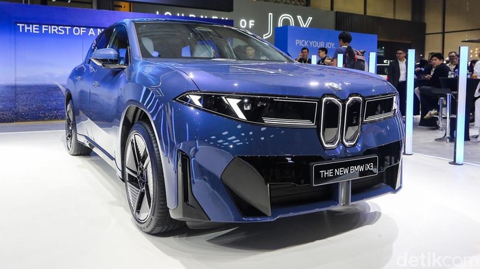 BMW Group Indonesia resmi meluncurkan generasi terbaru BMW iX3 pada ajang Gaikindo Indonesia International Auto Show (GIIAS) 2026 di ICE BSD City, Kabupaten Tangerang, Rabu (29/7/2026), sebagai model pertama yang mengusung teknologi Neue Klasse di Indonesia sekaligus menandai era baru kendaraan listrik BMW.