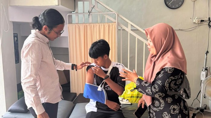 CEO Safin Pati Sports School, Rafi Rizqullah Arifin pun menemui Rama yang sedang menjalani terapi di salah satu klinik fisioterapi di Kota Semarang, Rabu (29/7/2026). CEO Safin Pati Sports School, Rafi Rizqullah Arifin pun menemui Rama yang sedang menjalani terapi di salah satu klinik fisioterapi di Kota Semarang, Rabu (29/7/2026).
