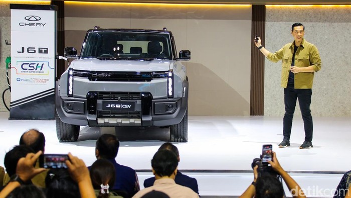 PT Chery Sales Indonesia memperkenalkan Chery J6T Chery Super Hybrid (CSH) pada ajang Gaikindo Indonesia International Auto Show (GIIAS) 2026 di ICE BSD, Tangerang Selatan, Rabu (29/7/2026).
SUV terbaru tersebut mengusung teknologi Chery Super Hybrid (CSH) berbasis Range Extended Electric Vehicle (REEV) yang memadukan mesin pembakaran internal dengan motor listrik bertenaga baterai.