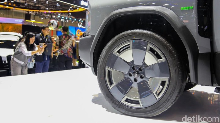 PT Chery Sales Indonesia memperkenalkan Chery J6T Chery Super Hybrid (CSH) pada ajang Gaikindo Indonesia International Auto Show (GIIAS) 2026 di ICE BSD, Tangerang Selatan, Rabu (29/7/2026).
SUV terbaru tersebut mengusung teknologi Chery Super Hybrid (CSH) berbasis Range Extended Electric Vehicle (REEV) yang memadukan mesin pembakaran internal dengan motor listrik bertenaga baterai.