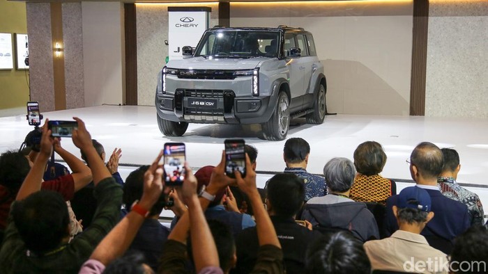 PT Chery Sales Indonesia memperkenalkan Chery J6T Chery Super Hybrid (CSH) pada ajang Gaikindo Indonesia International Auto Show (GIIAS) 2026 di ICE BSD, Tangerang Selatan, Rabu (29/7/2026).
SUV terbaru tersebut mengusung teknologi Chery Super Hybrid (CSH) berbasis Range Extended Electric Vehicle (REEV) yang memadukan mesin pembakaran internal dengan motor listrik bertenaga baterai.