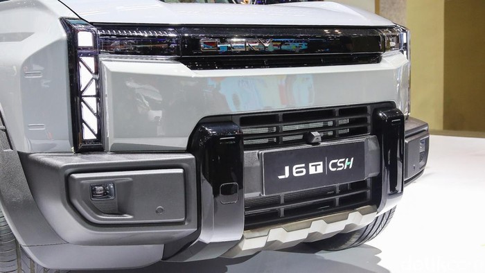 PT Chery Sales Indonesia memperkenalkan Chery J6T Chery Super Hybrid (CSH) pada ajang Gaikindo Indonesia International Auto Show (GIIAS) 2026 di ICE BSD, Tangerang Selatan, Rabu (29/7/2026).
SUV terbaru tersebut mengusung teknologi Chery Super Hybrid (CSH) berbasis Range Extended Electric Vehicle (REEV) yang memadukan mesin pembakaran internal dengan motor listrik bertenaga baterai.