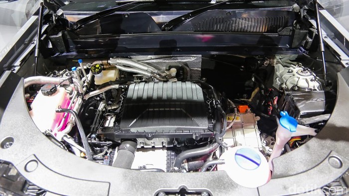 PT Chery Sales Indonesia memperkenalkan Chery J6T Chery Super Hybrid (CSH) pada ajang Gaikindo Indonesia International Auto Show (GIIAS) 2026 di ICE BSD, Tangerang Selatan, Rabu (29/7/2026).
SUV terbaru tersebut mengusung teknologi Chery Super Hybrid (CSH) berbasis Range Extended Electric Vehicle (REEV) yang memadukan mesin pembakaran internal dengan motor listrik bertenaga baterai.