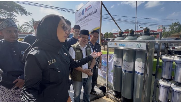 CT ARSA Foundation saat meresmikan instalasi air bersih di Rumah Inspirasi di Tamiang. (Kartika Sari/detikSumut)