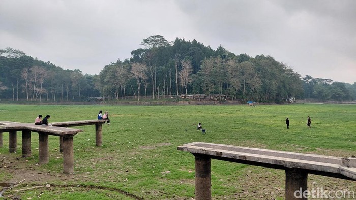 Danau Situ Gede mengering saat kemarau melanda wilayah Tasikmalaya pada Juli 2026