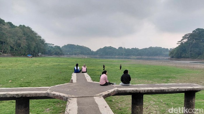 Danau Situ Gede mengering saat kemarau melanda wilayah Tasikmalaya pada Juli 2026