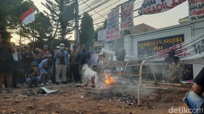 Demo dari AMPB di depan kantor Kejaksaan Negeri Pati, Rabu (29/7/2026). Massa membakar keranda dan melempar bangkai ayam.