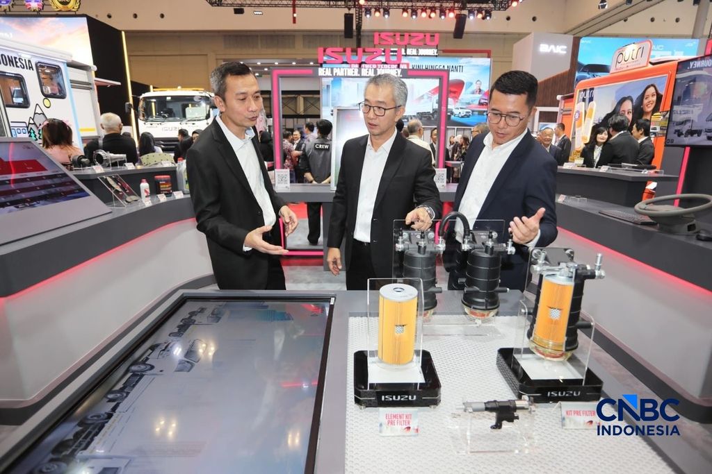 Direktur Solusi Bisnis dan LCV Business PT IAMI Anjar Rosjadi (kiri) di GIIAS 2026, Rabu (29/7/2026). (CNBC Indonesia/Ferry Sandi)