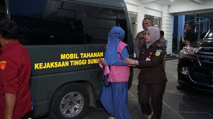 Tersangka saat hendak dibawa dari Kejati Sumut ke Rutan Tanjung Gusta Medan, Rabu (29/7/2026) malam.