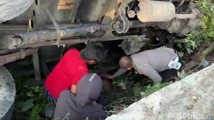 Evakuasi jasad penjual tempe keliling tertimpa truk terguling di Kertosono, Nganjuk