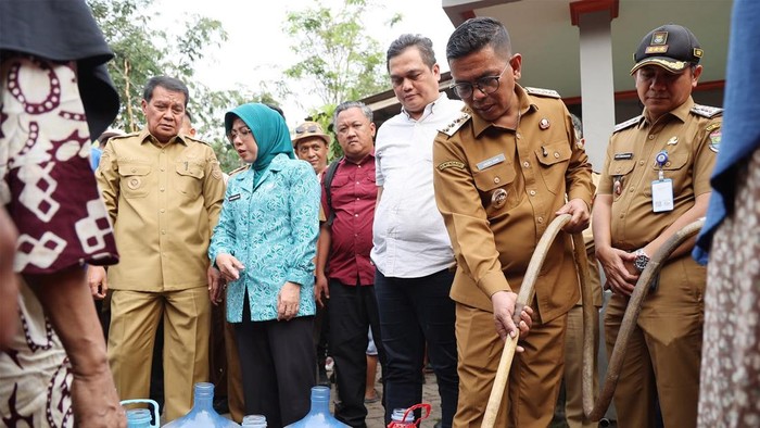 Gubernur Banten Andra Soni saat menyalurkan bantuan air bersih (dok. Pemprov Banten)