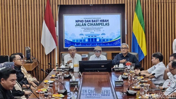 Gubernur Jabar Dedi Mulyadi saat penandatanganan pengalihan aset Teras Cihampelas. Pembongkaran area itu pun ditargetkan pada Oktober 2026.