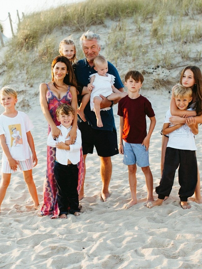 Istri dari aktor Alec Baldwin tersebut diketahui memiliki tujuh anak, salah satu dilahirkan melalui surogasi. Karena itu, banyak orang terkagum pada dedikasi wanita 42 tahun itu dalam menjaga tubuh. Foto: Instagram @hilariabaldwin