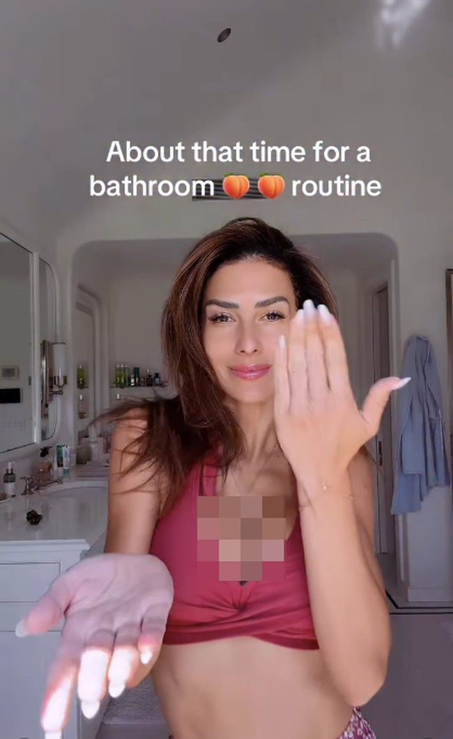 Dalam postingan baru-baru ini, Hilaria memamerkan tubuh langsingnya dalam balutan bikini sambil berbagi tips latihan penguatan otot bokong di kamar mandi. Foto: Instagram @hilariabaldwin